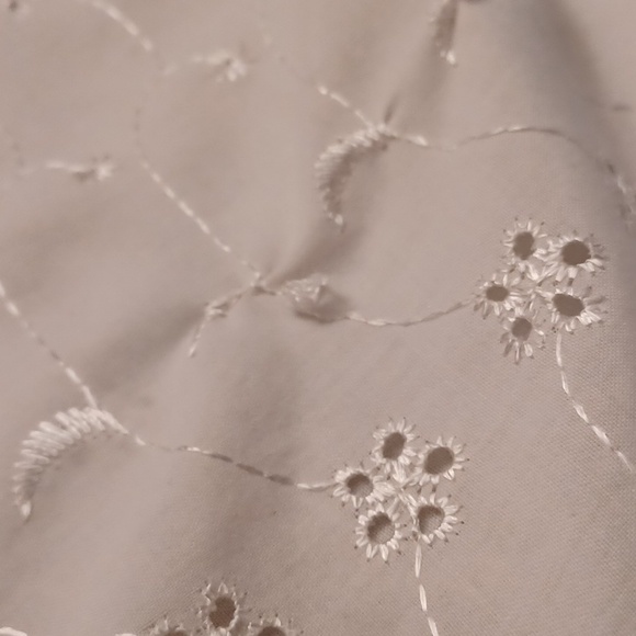 $4 Add-on White Lace-like Floral Blouse - Size Medium - Picture 9 of 10